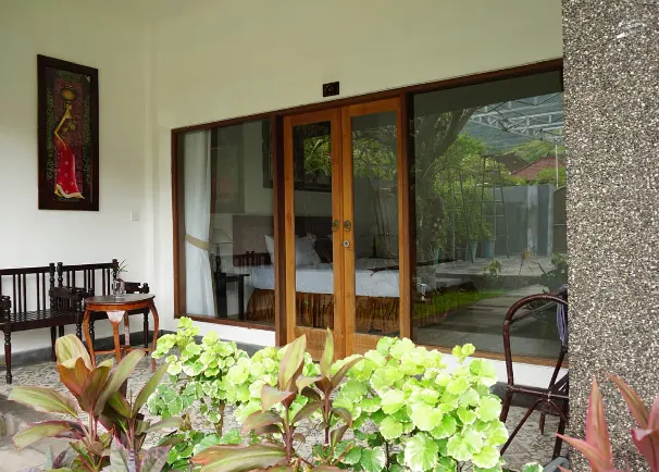 deluxe pool acces hotel di pemuteran teras depan